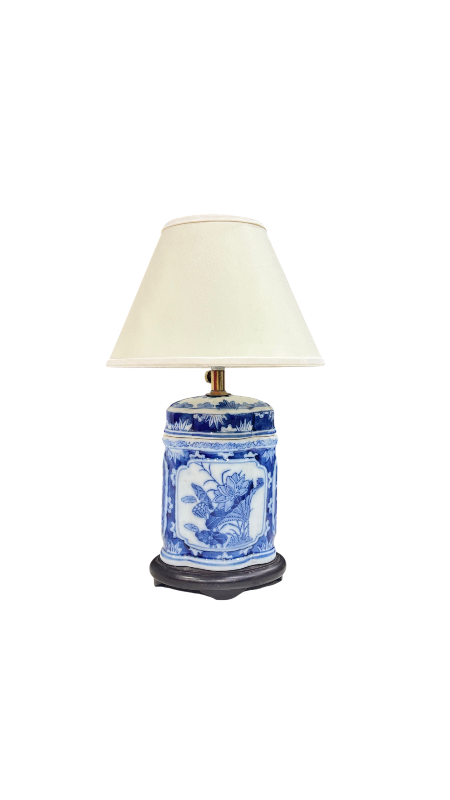 Blue and white ceramic table lamp