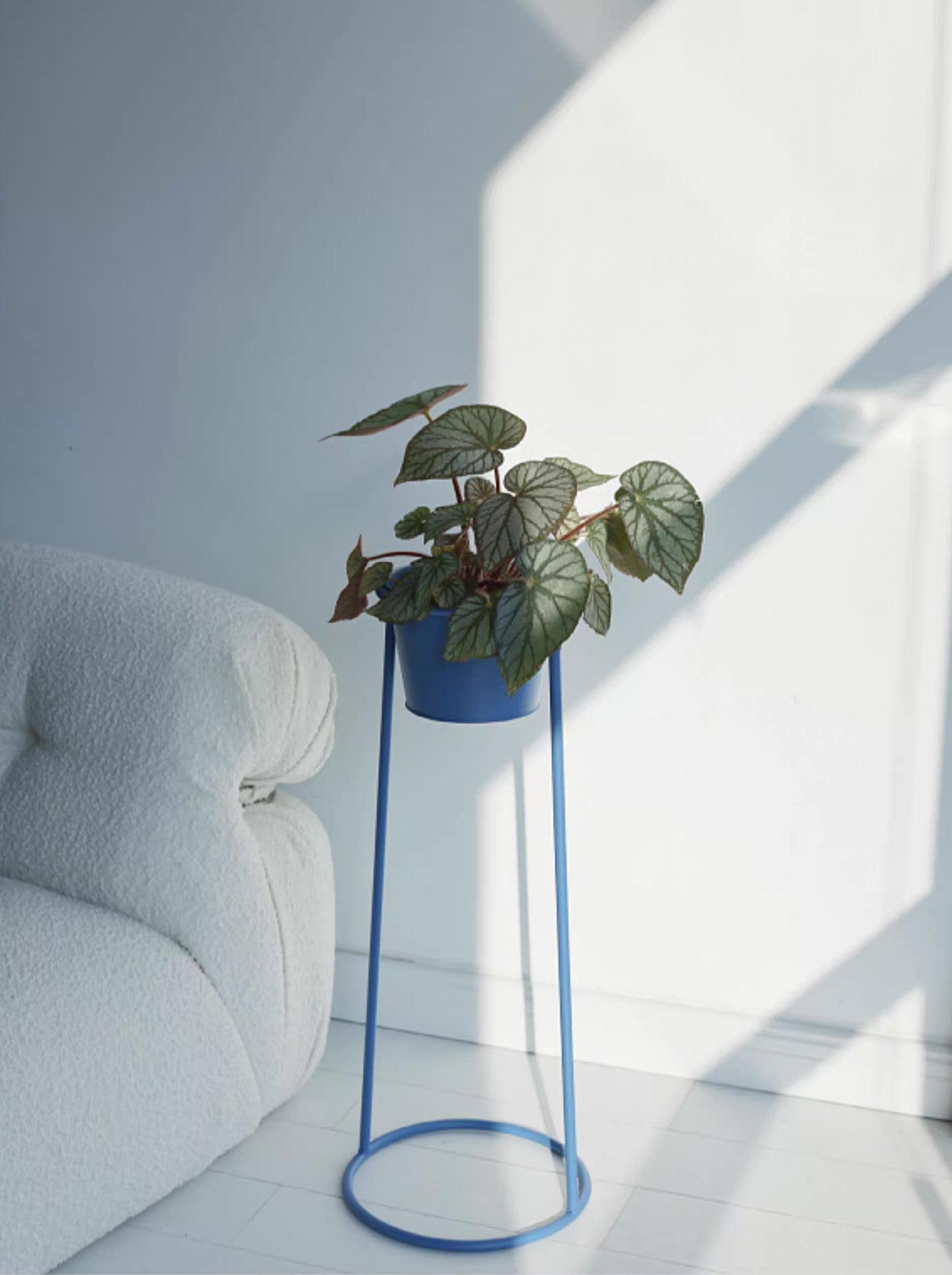 Blue metal pot stand